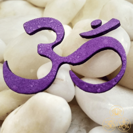 Lila Om-Symbol auf einer Ansammlung von weißen Steinen.