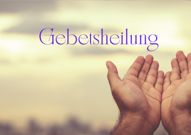 Hände in Gebetshaltung vor einem hellen, wolkigen Himmel.