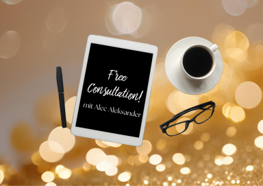 Schwarzes Tablet mit Text, Kaffeetasse, Brille und goldenen Lichtern im Hintergrund.
