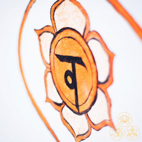 Mandala mit orangefarbener Blüte und Symbol in der Mitte.